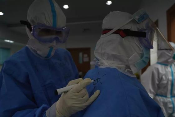 医护人员照顾病人场景