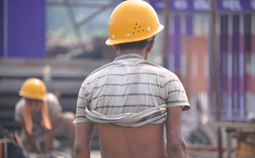 农民工在工地劳作