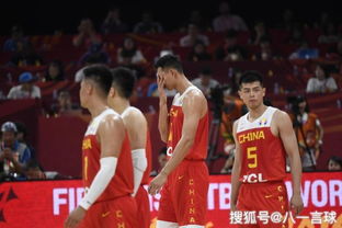 中国男篮球员奋力拼抢