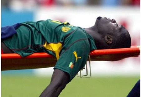 运动员受伤倒地