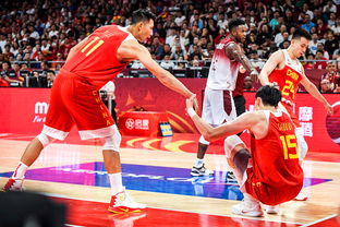 球迷为中国男篮加油欢呼