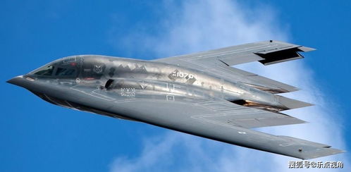 B-2隐身轰炸机飞过时的场面