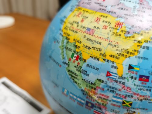 地球仪和国旗的组合