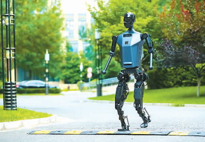 天工机器人赛场意外：下楼梯摔掉‘一颗头’