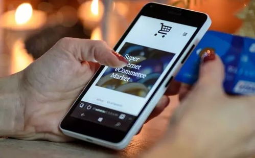 人在刷手机购物