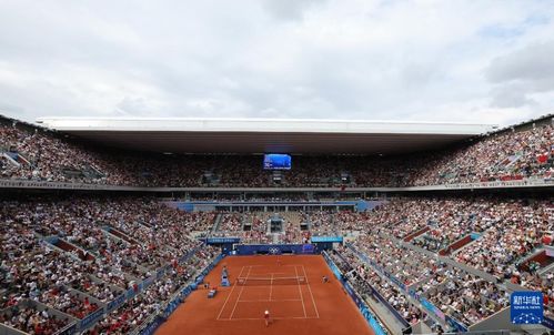 郑钦文奥运夺冠时升旗的画面