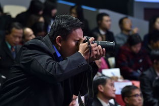 记者们忙碌采访