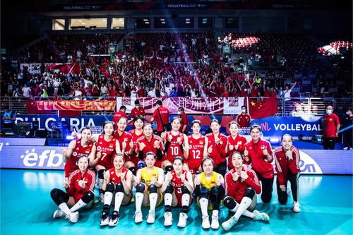 中国女排队员们站在一起合影