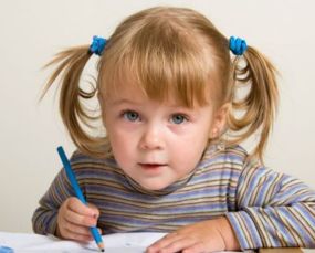 两男孩损坏展品，视频循环播12年引争议，律师解读来了！