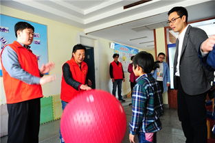 志愿者陪伴自闭症儿童玩耍