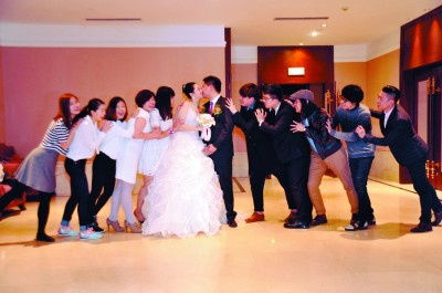 年轻人讨论婚礼场景