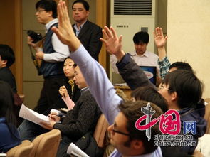 美俄峰会现场：记者疯狂追问，工作人员忙喊话，看普京表情大变！