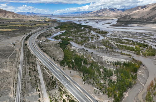 西藏蜿蜒的公路