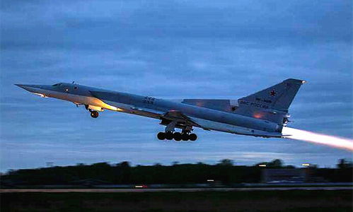 B-2轰炸机编队飞过，美俄领导人同框观看引关注