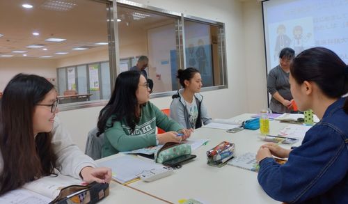 学生们在教室里认真听讲的画面