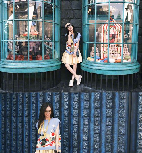 董璇带小酒窝看话剧后的合影