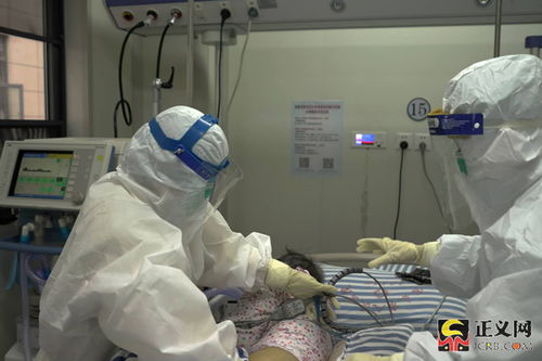 医护人员救治女童