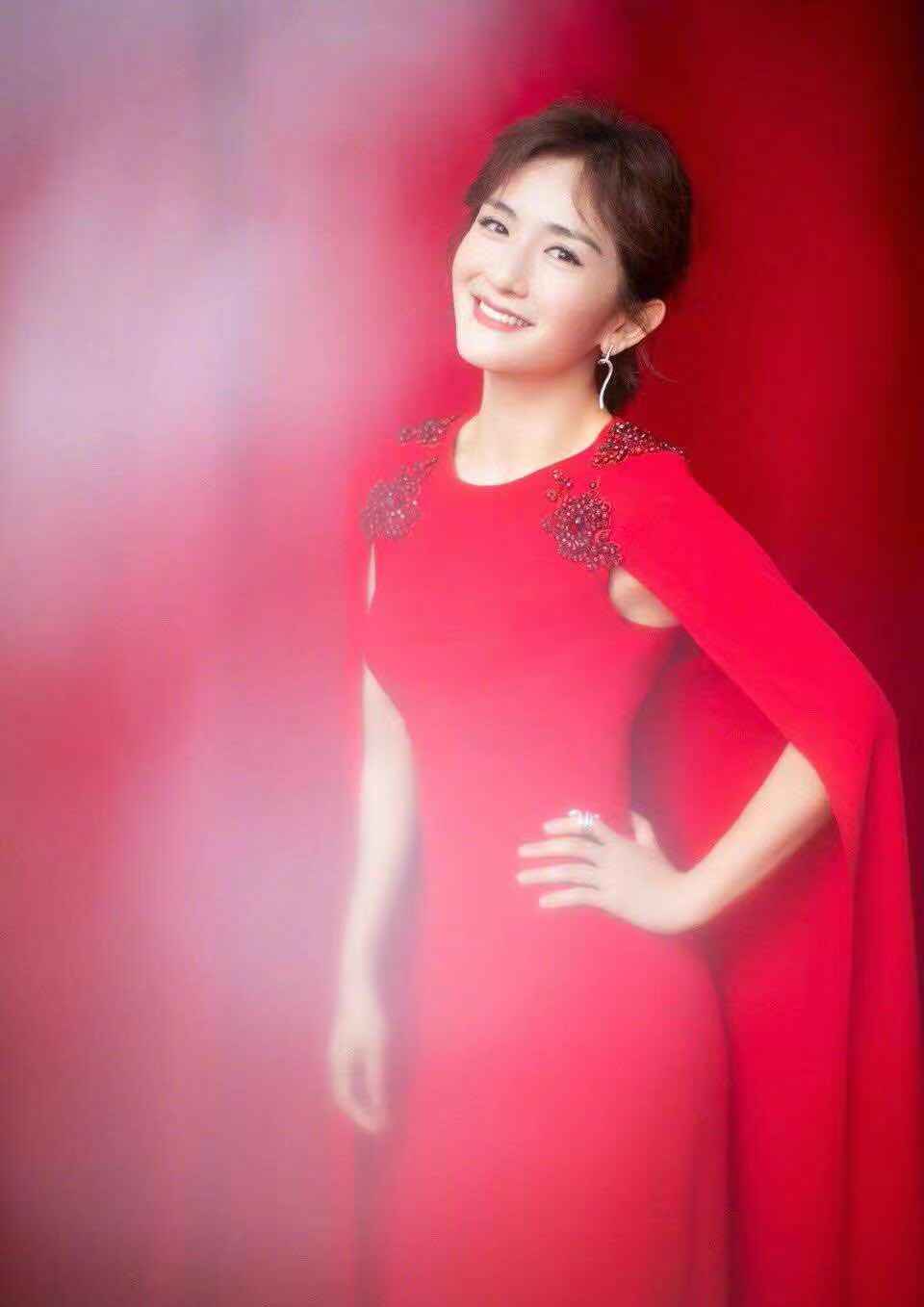 谢娜竟成乐华首位签约艺人，背后故事太精彩！