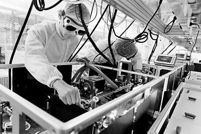 科研人员忙碌场景