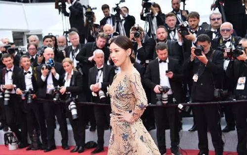 特朗普与普京在红毯交谈