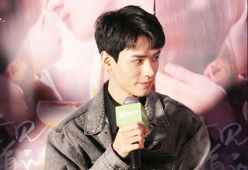 这是龚俊穿着Roye若也服装的照片