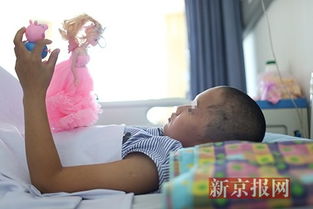 女童躺在病床上恢复中