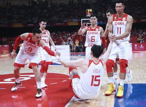 中国男篮队员奋力拼抢的画面