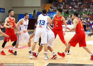 中国男篮队员在比赛中激烈对抗