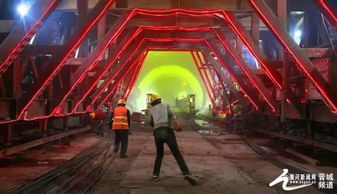 高铁邻座400斤男子致挤，12306回应可找工作人员换座