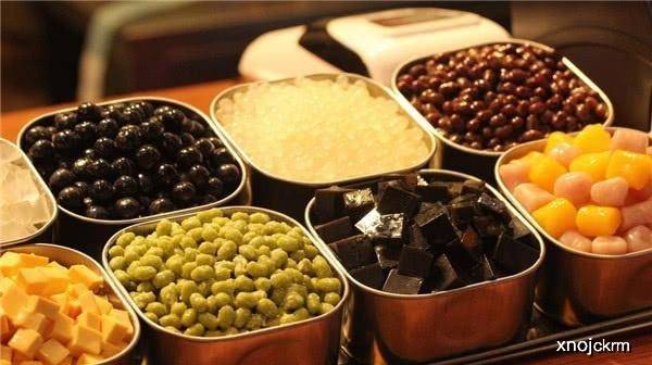 各种奶茶配料摆在一起