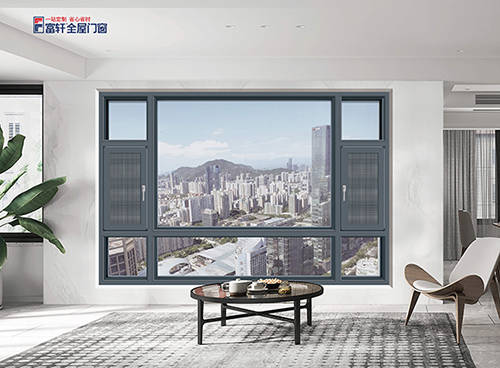 居民们正在加固门窗