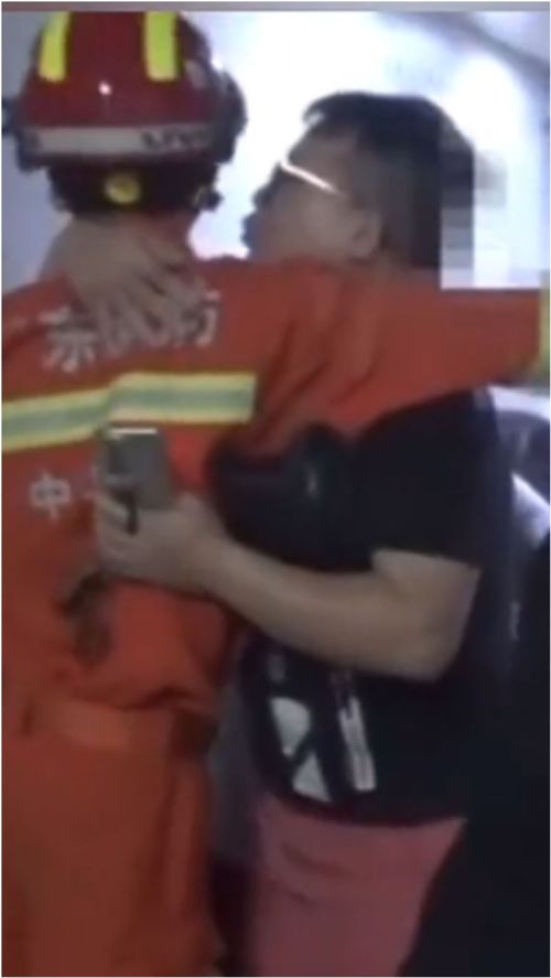 惊呆！摄像大哥竟猛亲常州队进球功臣