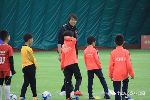 卢志勇认真指导小球员们训练