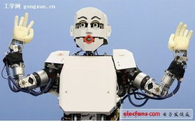 年轻人在观看机器人比赛