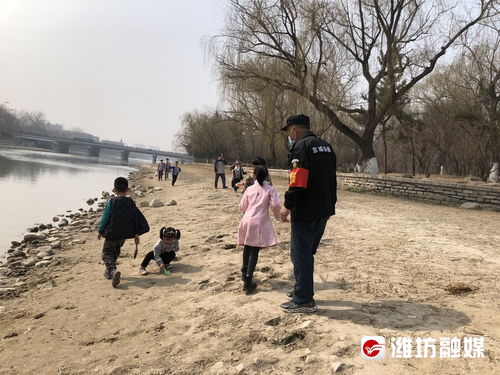 河边玩耍的孩子们