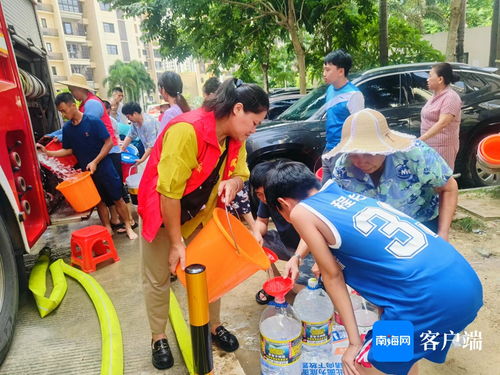 社区志愿者送水