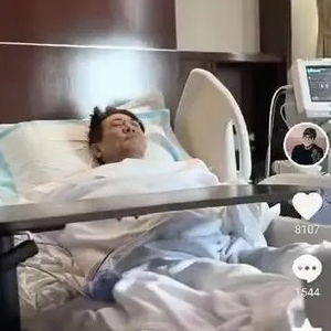 李连杰62岁再曝病床照，背后故事引深思