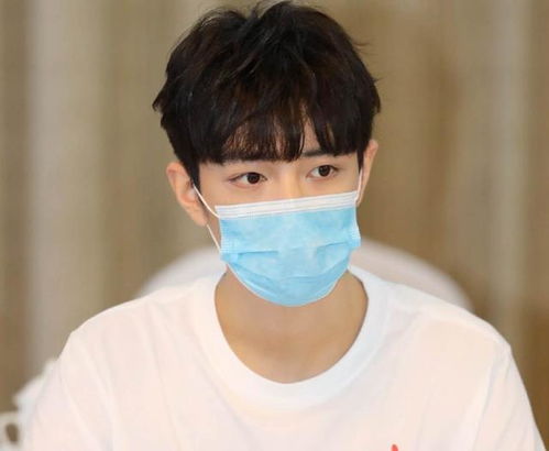 肖战参加公益活动的照片