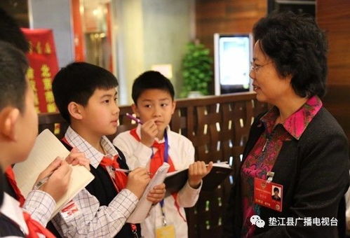 记者现场采访画面