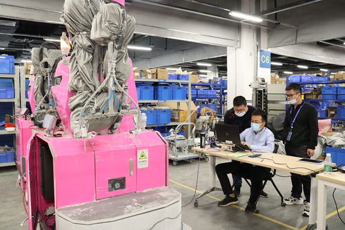 研发人员专注工作的画面