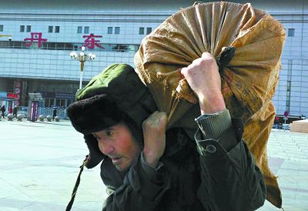 73岁老人千里负重探儿孙，这份父爱令人动容