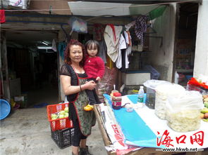 小吃摊主热情赠食