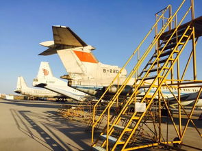 一架飞机停靠在崭新的机坪上