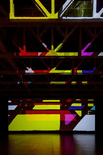 展示了复杂的影子舞造型