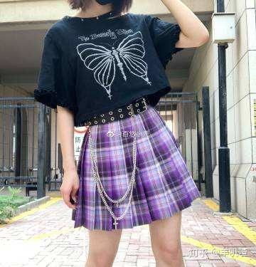 穿JK叠穿带配饰的女孩