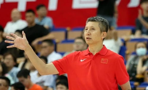 颁奖合影时众队员为何纷纷示意郭士强站C位？