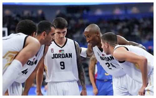 球迷为中国男篮欢呼的画面