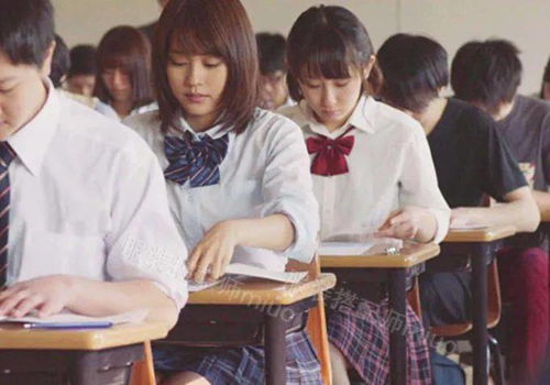 女孩身着叠穿JK制服于秋日街头