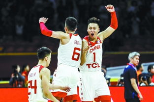 中国男篮战胜韩国队后的庆祝画面