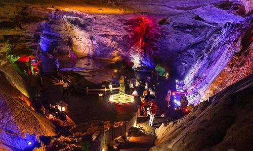 安徽冰雪溶洞内部晶莹剔透的冰景